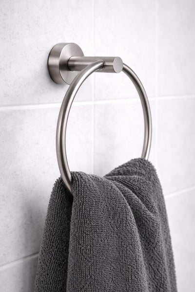 Handtuchring aus gebürstetem Edelstahl zur Wandmontage mit einem Handtuch.