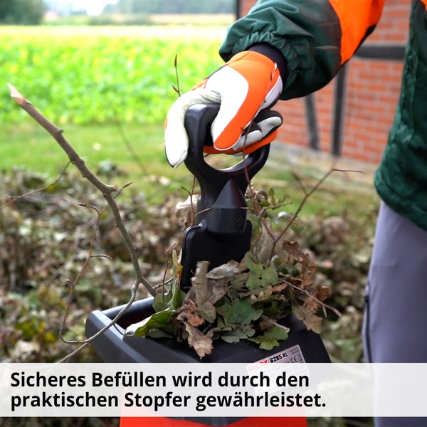 Befüllung eines Häckslers mit Stopfer für sicheres Arbeiten.