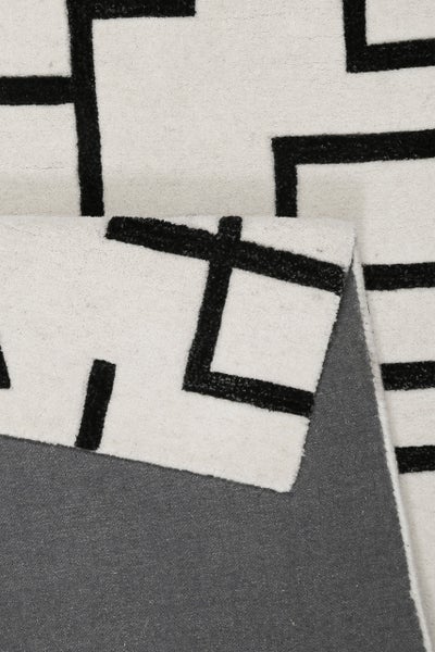 Teppich mit geometrischem Linienmuster und grauer Rückseite.
