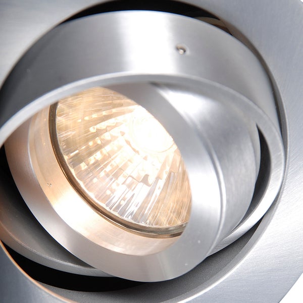 Schwenkbarer Einbaustrahler aus gebürstetem Metall mit eingeschaltetem Leuchtmittel.