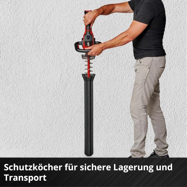 Ein Mann steckt eine Heckenschere senkrecht in einen Schutzköcher für sichere Lagerung und Transport.
