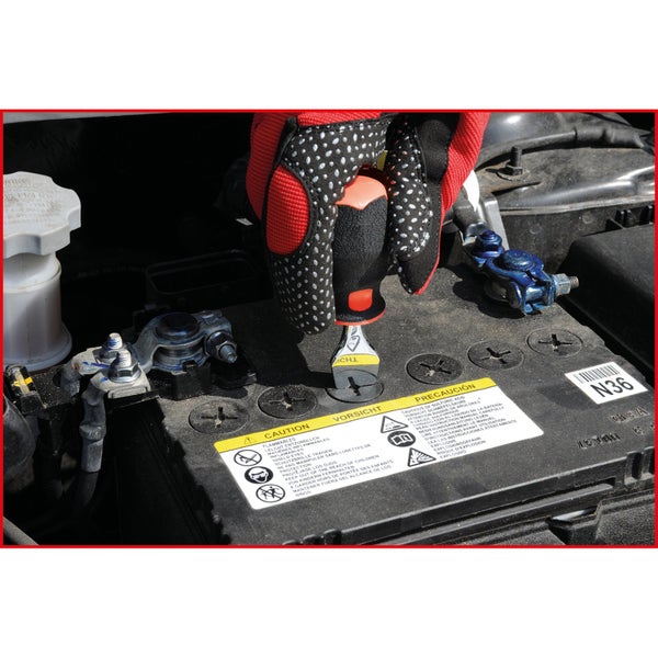 Autobatterie wird mit Werkzeug montiert. Schutzhandschuhe und Schutzbrille tragen. Ultraviolette Strahlung vermeiden.