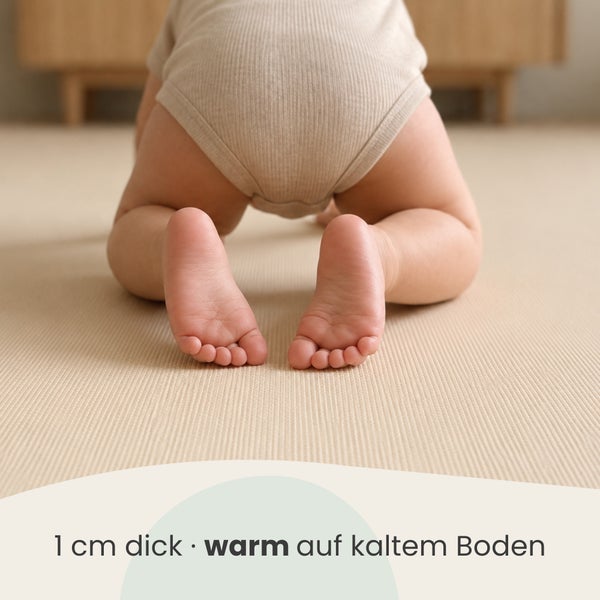 Ein krabbelndes Baby auf einer einen Zentimeter dicken, warm isolierenden Spielmatte für den Boden.