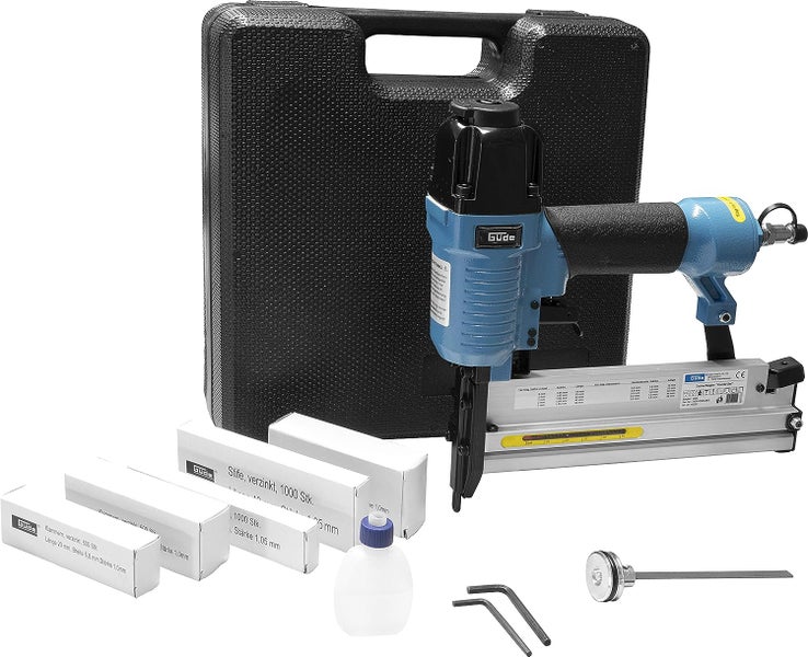 Güde Druckluft-Tacker-Nagler-Set im schwarzen Transportkoffer mit Klammern, Stiften, einer Ölflasche und zwei Innensechskantschlüsseln.