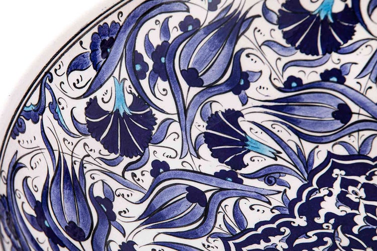 Dekorative Keramikschale mit blauem Blumenmuster