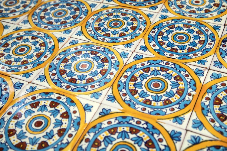 Fliesenmuster mit floralem Dekor für Wand und Boden