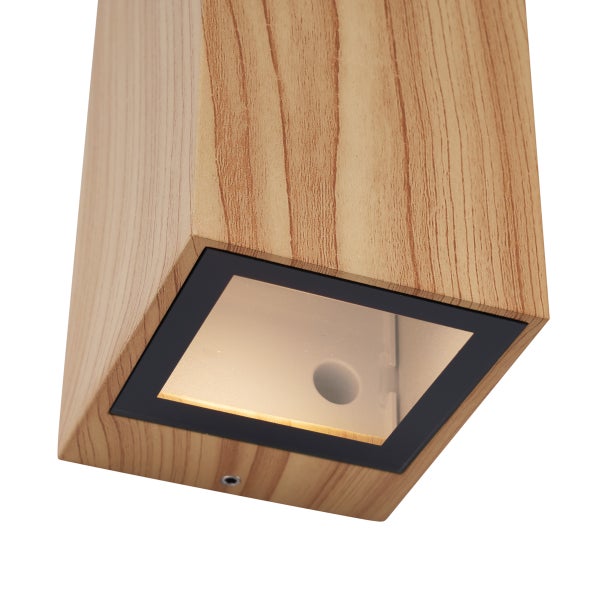Wandlampe aus Holz in quadratischer Form mit schwarzem Rahmen am Lichtauslass.