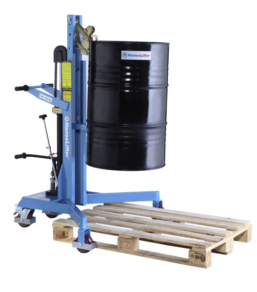 Fassheber mit Fass auf einer Palette