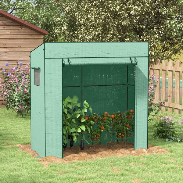 Folientunnel für Tomaten im Garten mit Pflanzen auf der Erde stehend mit Metallgestell und Abdeckung aus Kunststoffgewebe.