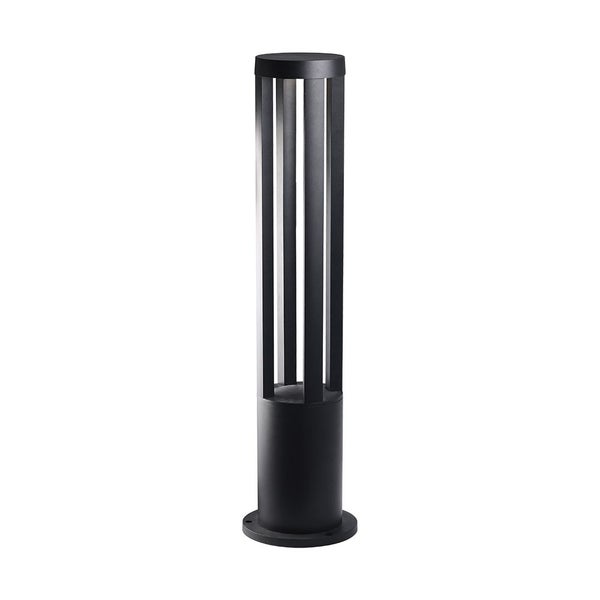 Schlafzimmerambiente mit Nachttischlampe, Bett und Dekoration