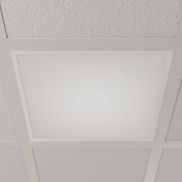 Quadratisches LED-Panel in einer Rasterdecke eingebaut.
