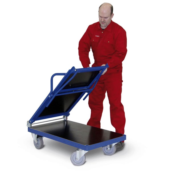 Mann bedient einen blauen Plattformwagen mit klappbarem Griff