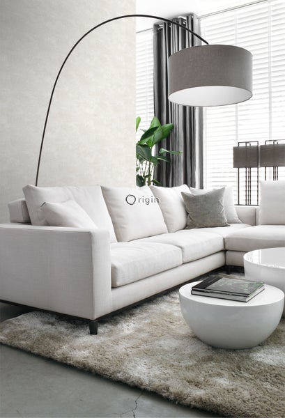 Helles Wohnzimmer mit Sofa, Stehlampe und Beistelltischen