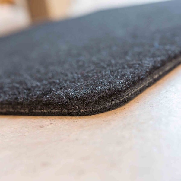 Nahaufnahme einer schwarzen Teppichfliese auf einem Boden