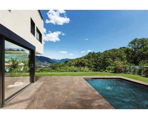 Terrasse mit Fliesen, Swimmingpool und Blick ins Grüne
