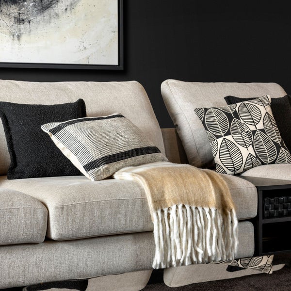 Dekoratives Sofa mit Kissen und Decke