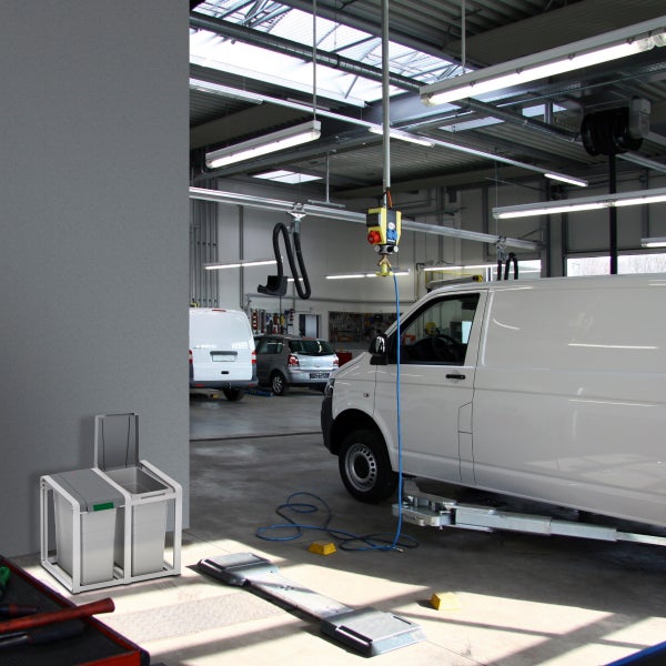 Werkstatt-Szene mit Hebebühne, Mülltrennsystem und Werkzeugwagen