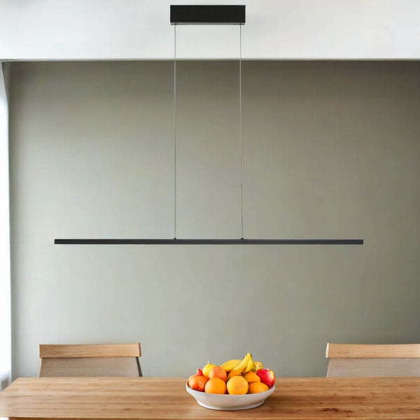 Esszimmer mit Esstisch, Stühlen und einer linearen Pendelleuchte