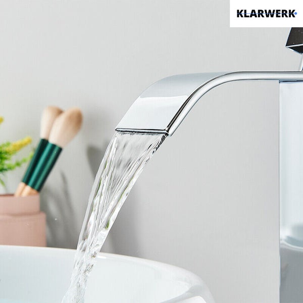 Moderne Klarwerk Waschtischarmatur mit Wasserfall Auslauf, fließt in ein Waschbecken.