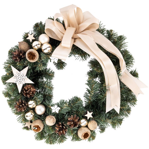 Weihnachtsdekoration mit künstlichem Tannenbaum, Nussknacker, Geschenkkartons und Kranz neben einem Kamin.