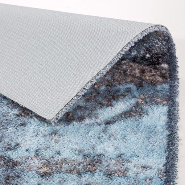 Detailansicht eines Teppichs mit gemustertem Flor und Rückseite