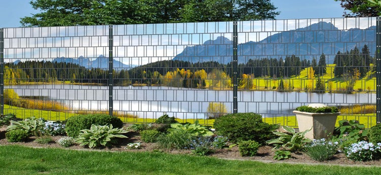 Doppelstabmattenzaun mit Bergsee-Motiv im Garten