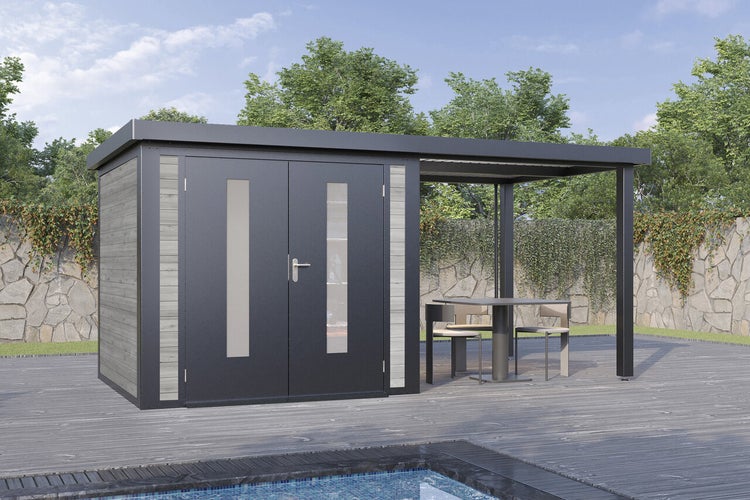 Modernes Gartenhaus mit Flachdach und integriertem Terrassendach, Holzelementen und Doppeltür mit Glaseinsätzen, stehend auf einer Terrasse am Pool.