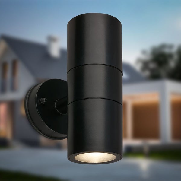Zylindrische Außenwandleuchte aus schwarzem Metall mit Lichtaustritt nach oben und unten.