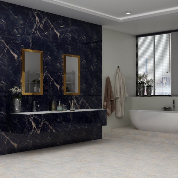 Badezimmer mit Badewanne, Waschtisch und Spiegeln