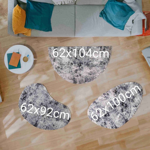 Drei gemusterte Teppiche in verschiedenen Formen und Größen auf einem Holzboden.