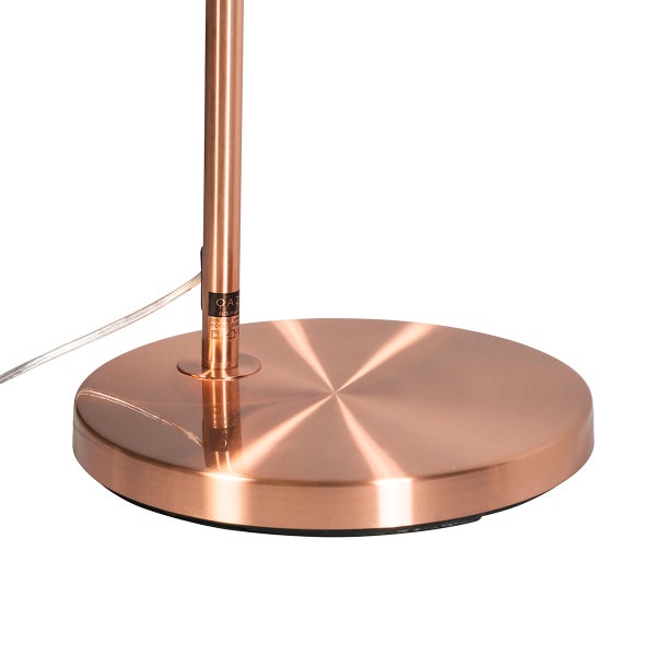 Detailaufnahme des Fußes einer Stehlampe.