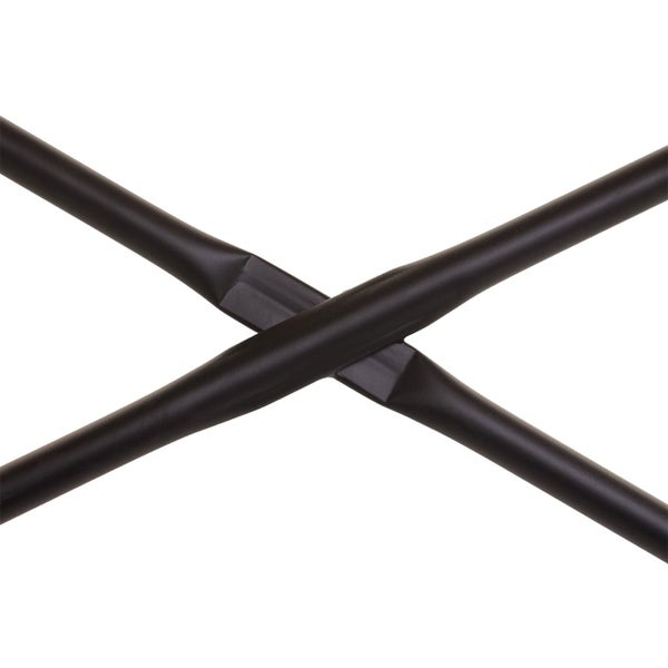 Detailansicht der gekreuzten Metallbeine eines Möbels.