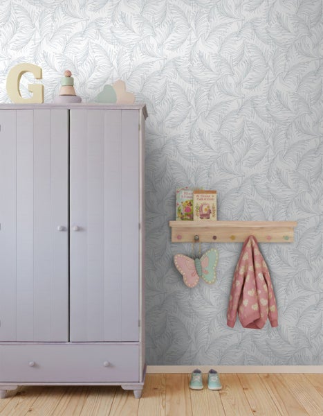 Hell eingerichtetes Kinderzimmer mit einer Tapete mit feinem Blattmuster, einem fliederfarbenen Schrank und einem Holzregal an der Wand.