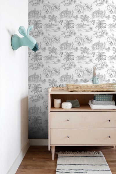 Kinderzimmer mit Kommode, Wanddekoration und Tapete mit Tiermotiven