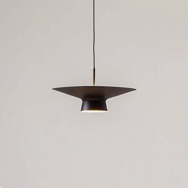 Schwarze Hängeleuchte aus Metall mit flachem, breitem Schirm und minimalistischem Design.