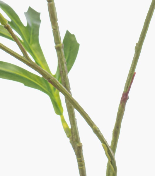 Künstliche Blätter an Zweigen für Dekoration und Garten.