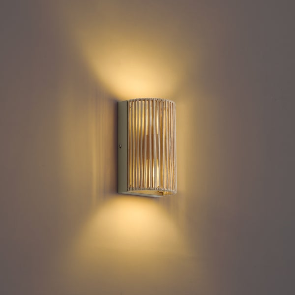 Wandleuchte mit Seilbespannung und nach oben und unten gerichtetem Lichtaustritt
