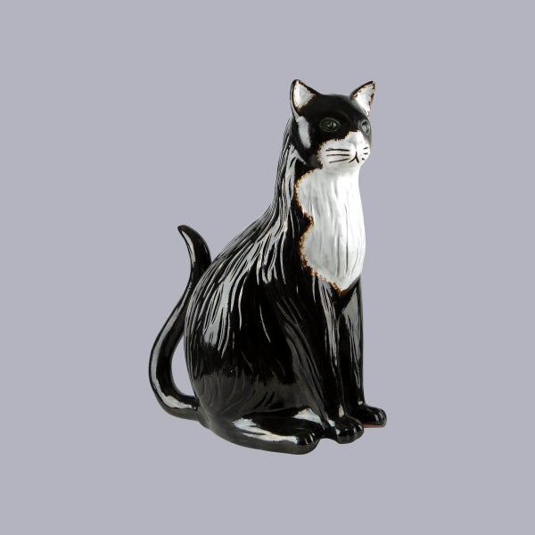 Dekofigur sitzende Katze aus glänzender Keramik in Schwarz-Weiß für Haus und Garten.