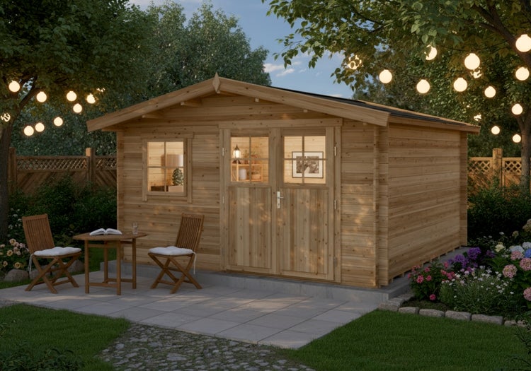 Holzgartenhaus mit Doppeltür und Fenstern im Garten