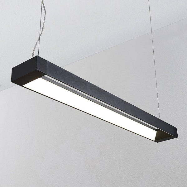 Moderne LED-Pendelleuchte in linearer Form mit schwarzem Rahmen und weißem Diffusor an dünnen Drahtseilen.