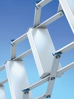 Detailansicht einer Aluminiumleiter vor blauem Himmel