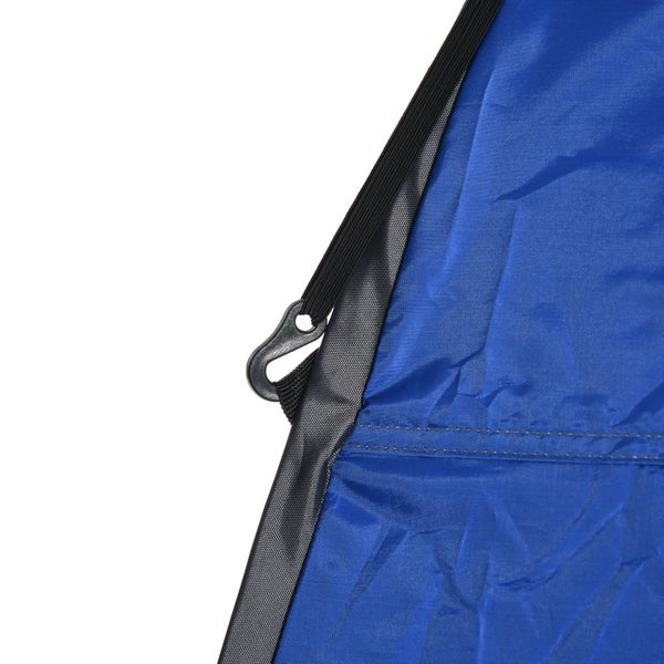 Detail einer blauen Schutzhülle mit schwarzem Kunststoffhaken an elastischem Band und verstärktem Rand.