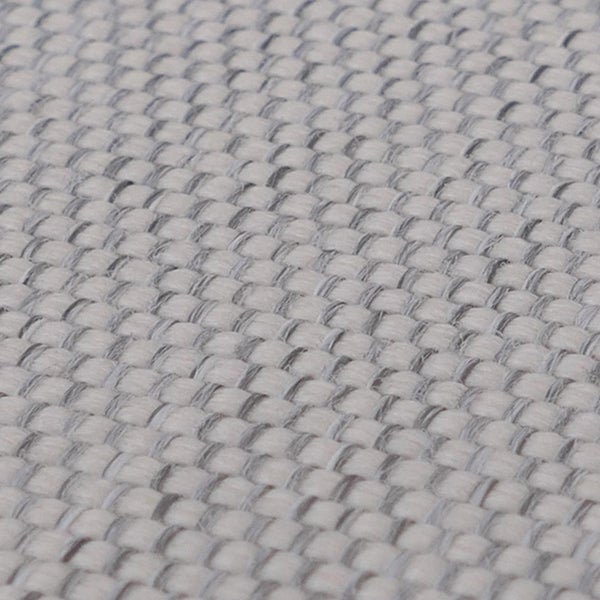 Detailaufnahme der gewebten Struktur eines Flachgewebe-Teppichs.