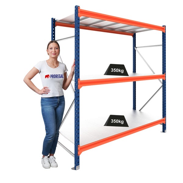 Schwerlastregal aus Metall mit 3 Ebenen, Tragkraft 350 Kilogramm pro Boden, Proregal Logo, neben einer Person zur Größenveranschaulichung.