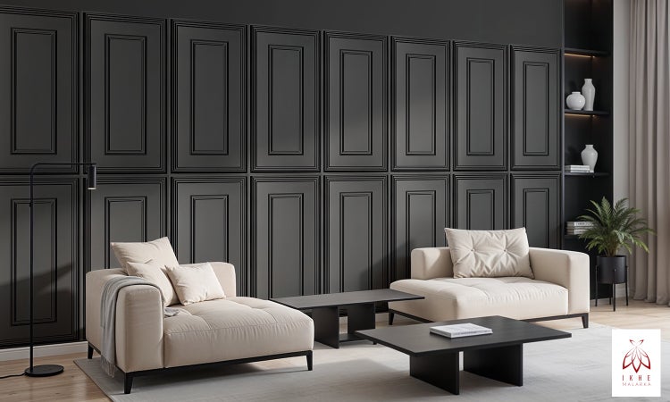 Wohnzimmer mit grauen Wandpaneelen, zwei Sofas und Couchtischen