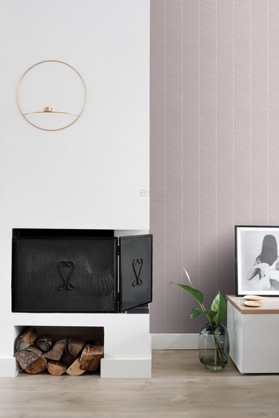 Wohnzimmer mit Kamin, Brennholz, Zimmerpflanze und gemusterter Tapete