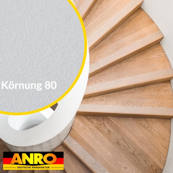 Selbstklebende Antirutschstreifen mit Körnung 80 auf einer hölzernen Wendeltreppe. ANRO Logo.