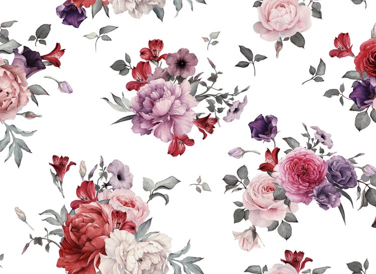 Tapete mit floralem Muster aus Rosen, Lilien, Petunien und grauen Blättern in Rosa, Rot und Violett.