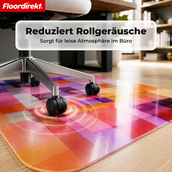 Bunte Bodenschutzmatte unter einem Bürostuhl zur Reduzierung von Rollgeräuschen auf Holzboden. Floordirekt Logo.