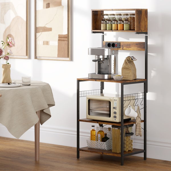 Mehrstöckiges Küchenregal mit schwarzem Metallrahmen, braunen Holzböden, Kaffeemaschine, Mikrowelle und Steckdosen in einem hellen, geordneten Raum.